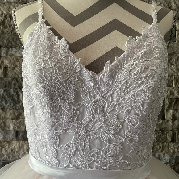 Wedding gown - Picture 6 of 8